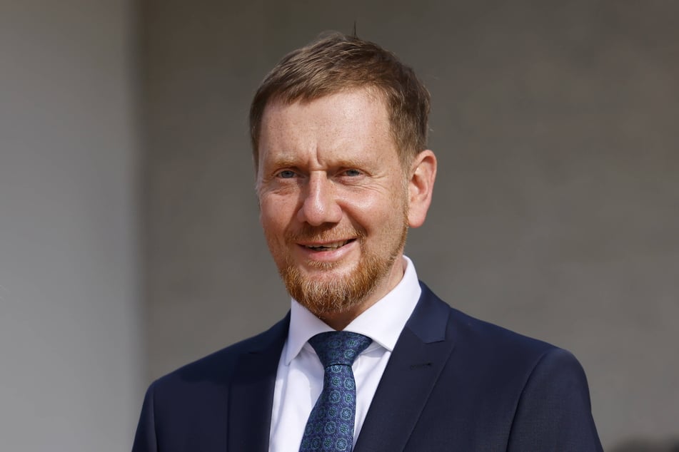 Ministerpräsident Michael Kretschmer (49, CDU) wird die Auszeichnung am Montag einer Abordnung aus Laußig überreichen.