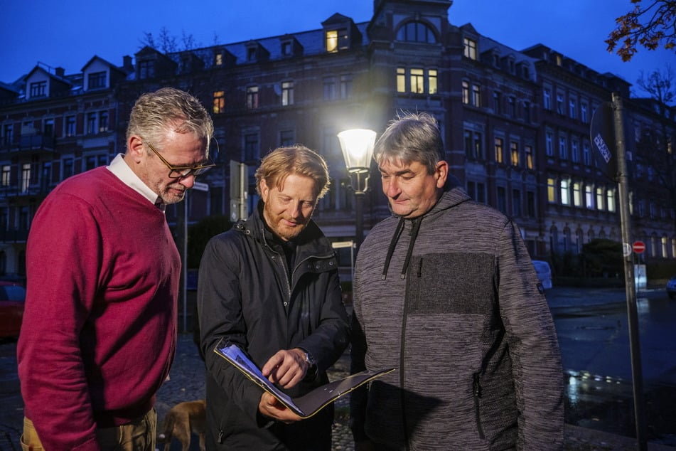 Martin Reinhold (45) vom Verkehrs und Tiefbauamt, Baubürgermeister Michael Stötzer (52, Grüne) und Gerd Wiegner (55) von Eins Energie für Stadtbeleuchtung gehen Pläne für den Austausch von Gasleuchten durch.