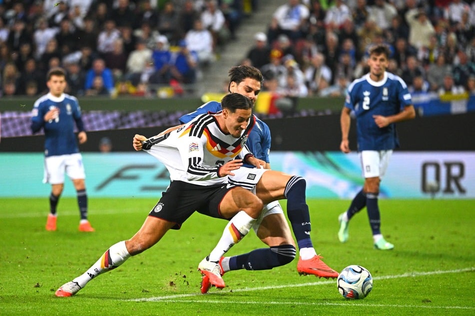 Deutschlands Younes Ebnoutalib (v.) behauptet sich im Duell mit Konstantinos Mavropanos.