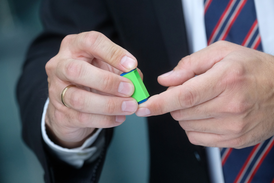 Nur ein kleiner Stich in den Finger und schon kann das Blut auf einer Filterkarte in ein firmeneigenes Labor übersandt und ausgewertet werden.