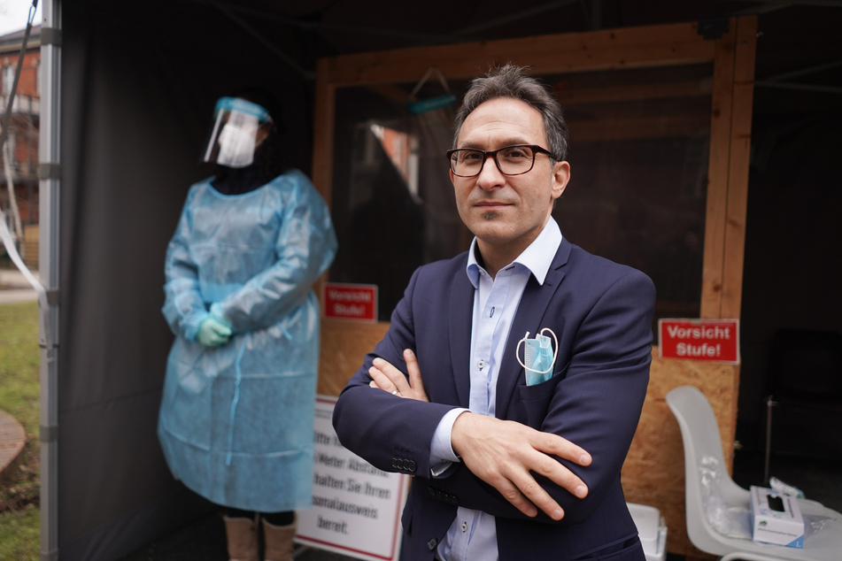 Neuköllns Amtsarzt Nicolai Savaskan fordert mehr Sozialarbeit zur Impfberatung von Migranten.