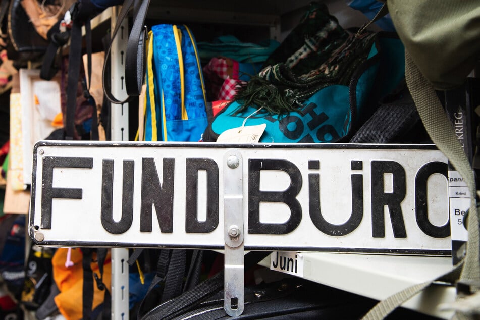 Im Kölner Fundbüro warten Tausende Gegenstände auf ihre rechtmäßigen Besitzer. (Symbolfoto)