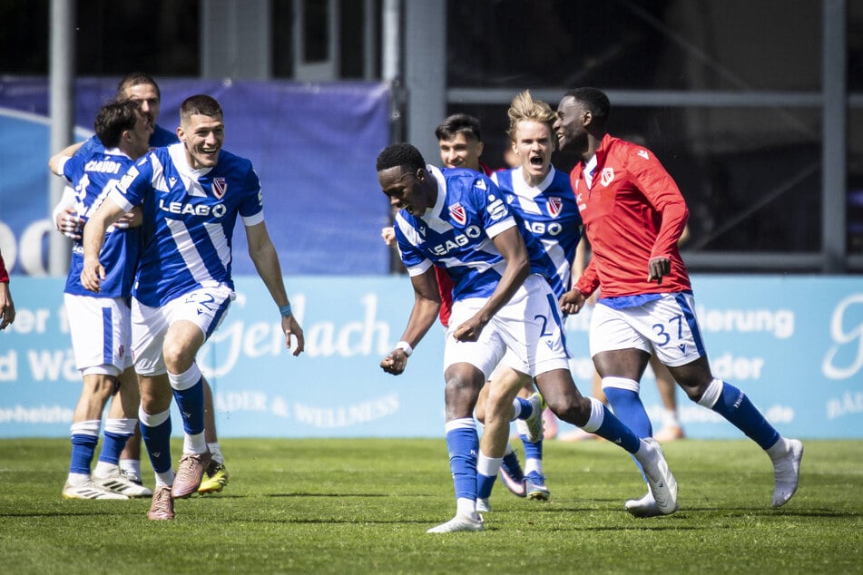 Energie Cottbus und King Manu (22, M.) schreien ihre Freude heraus - ein Aufstieg ist greifbarer denn je.