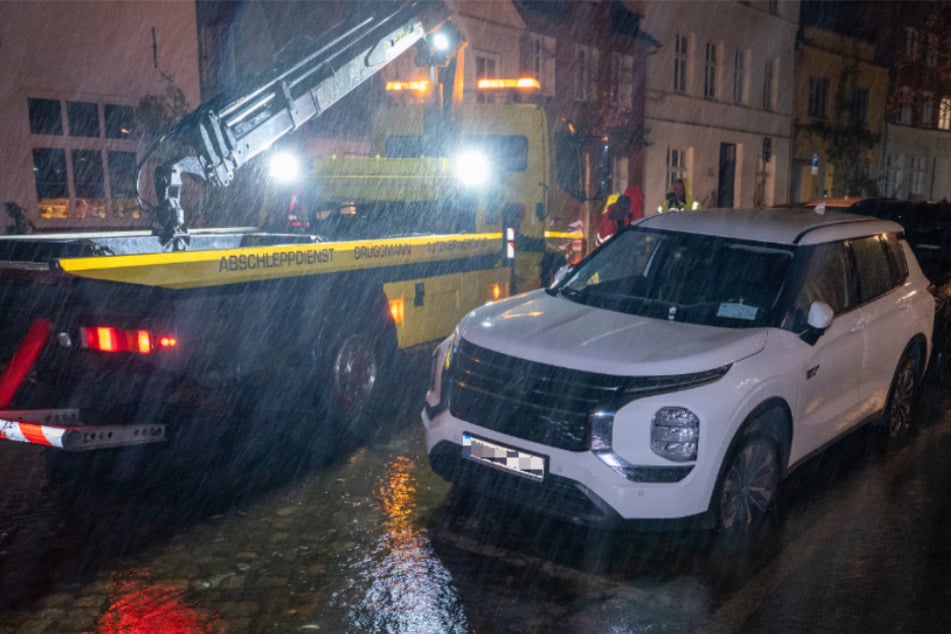 Hochwasser an der Ostsee: Autos müssen vor den Fluten gerettet werden