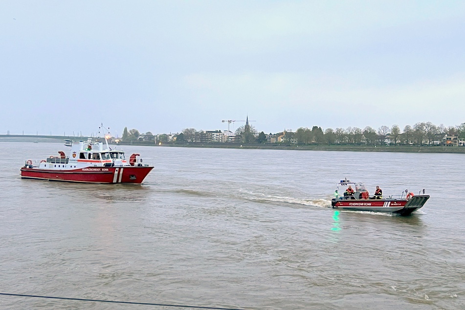 Grusel-Fund: Feuerwehr fischt tote Person aus dem Rhein