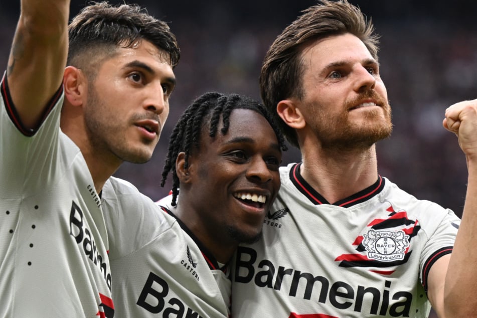 Auf Bilder wie dieses müssen die Bayer-Fans noch etwas verzichten: Exequiel Palacios (25, v.l.n.r.) jubelt mit seinen Teamkollegen Jeremie Frimpong (23) und Jonas Hofmann (32).