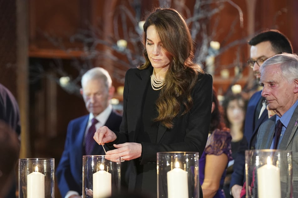 Princess Kate (43) lit a candle in memory of the Holocaust victims.