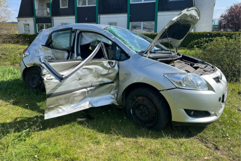 In Halberstadt rauschten am Donnerstag ein Toyota und ein Lkw zusammen. Eine Person starb.