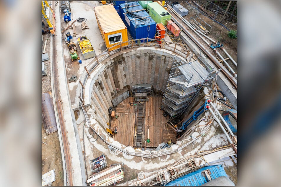 Zwölf Meter tief ist das Bohrloch, in welches per Kran die schweren Betonrohre eingelassen werden.