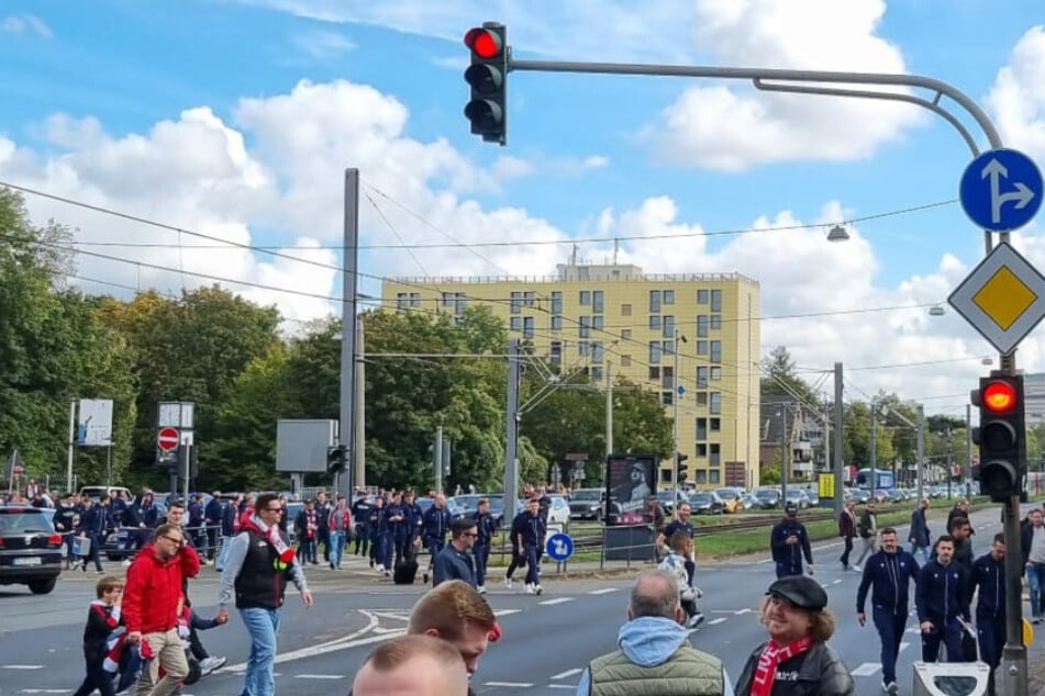 Die Mannschaft des KSC musste die letzten Meter zum Kölner Stadion zu Fuß zurücklegen.