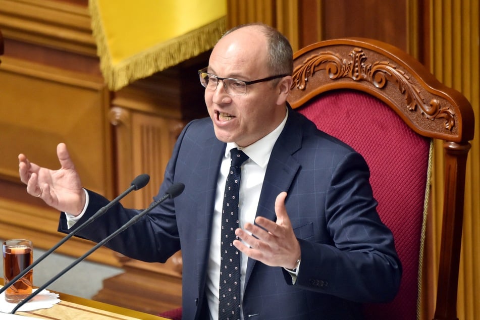 Ukrainian Parliament Speaker Andriy Parubiy speaks to lawmakers during an extraordinary hearing in Kyiv on May 22, 2019.