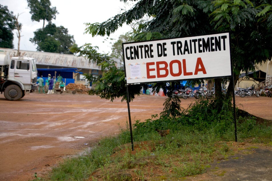 Ein Wegweiser kündigt den Eingang zur Ebola-Behandlungsstation in Gueckedou (Guinea) an.