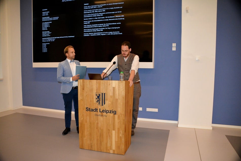 Zum Vortrag über den Verbleib der Gebeine aus der Paulinerkirche begrüßte Stadtarchiv-Direktor Dr. Michael Ruprecht (l.) den Historiker Friedemann Meißner.