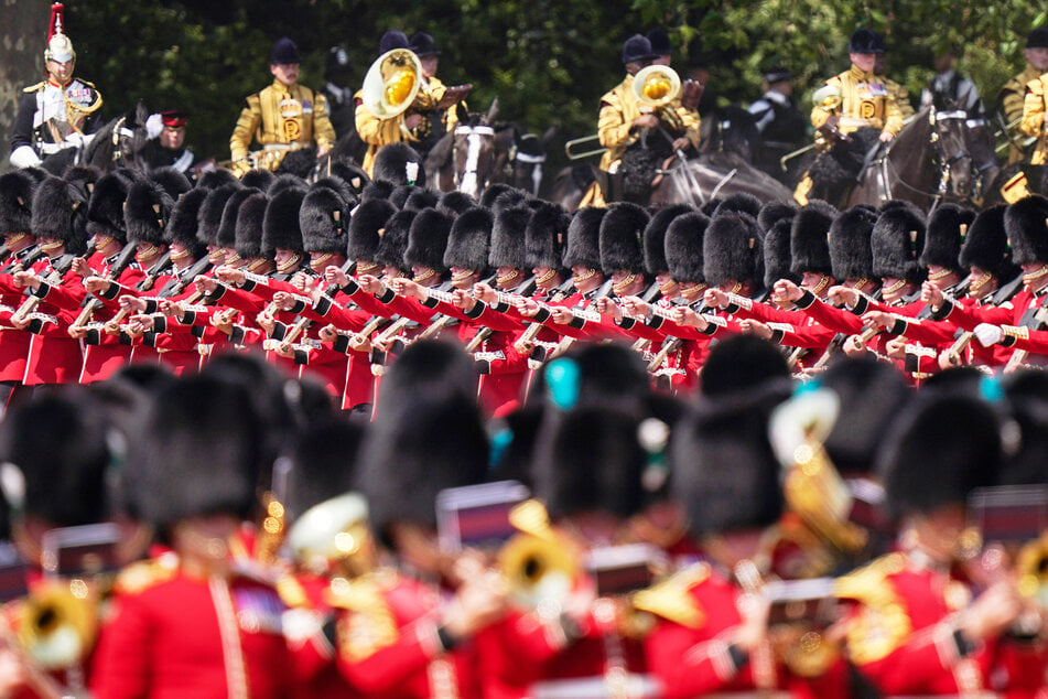 Soldaten fallen bei Proben für König Charles' Geburtstagsfeier in Ohnmacht