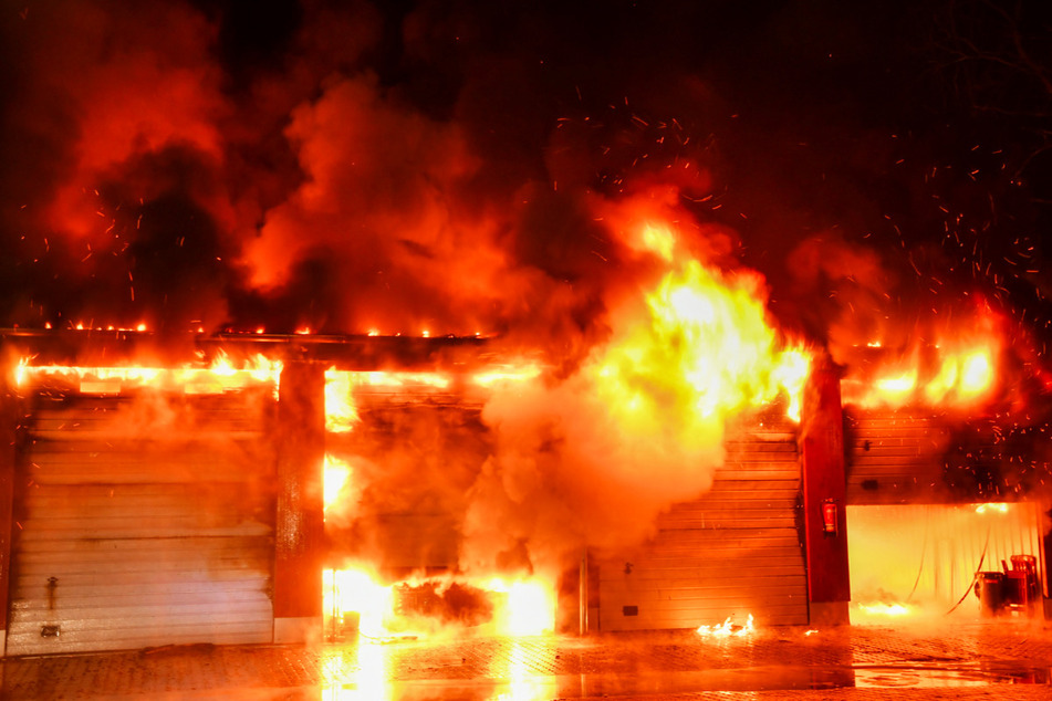 Das Feuer breitete sich in Windeseile aus.