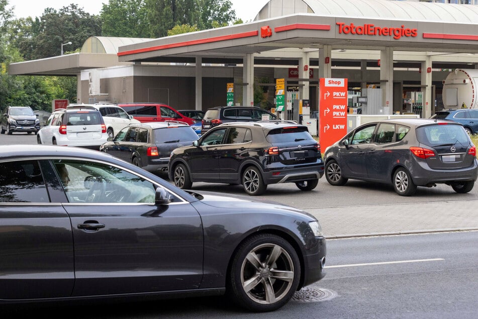 Autofahrer müssen Geduld mitbringen. Auch an der TotalEnergies-Tankstelle an der Wiener Straße staute es sich.