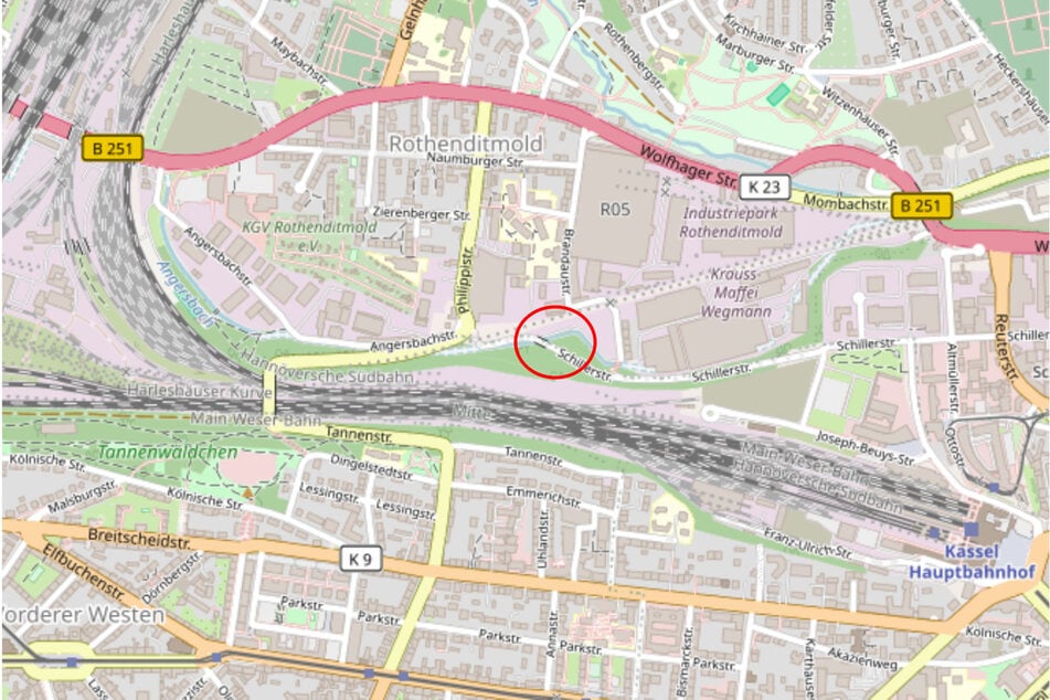 Der Radfahrer fand die Leiche in der Schillerstraße nahe der Uferstraße, nicht weit vom Kasseler Hauptbahnhof entfernt.