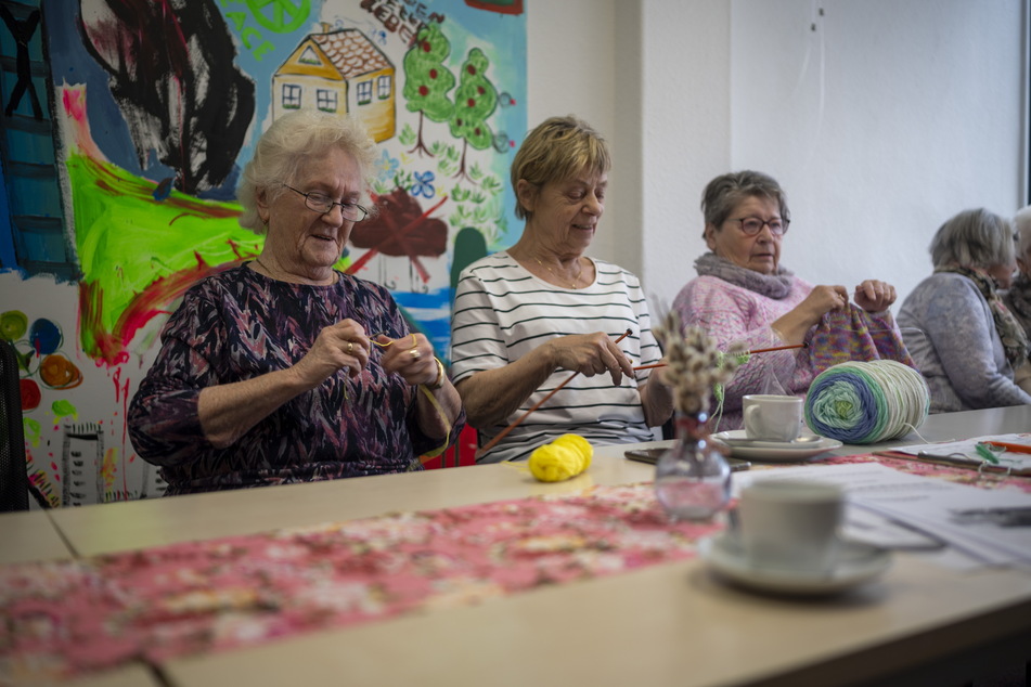Gudrun Helzig (82) engagiert sich mit Freunden beim Häkelkurs im Bürgerhaus City auf dem Rosenhof.