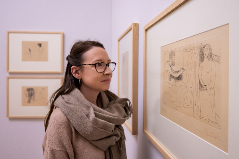 Eine Besucherin beim Betrachten von Picasso-Zeichnungen im Chemnitzer Museum.