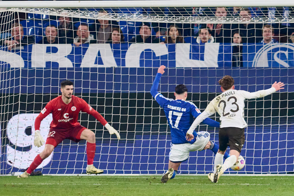 Rückstand für den FC St. Pauli! Schalkes Yusuf Kabadayi drückt das Leder aus wenigen Metern über die Linie.