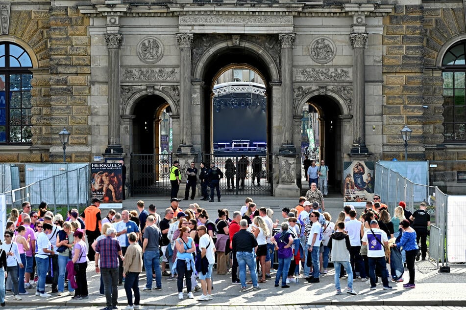Die ersten Fans warteten bereits weit vor Einlass-Start am Zwinger.