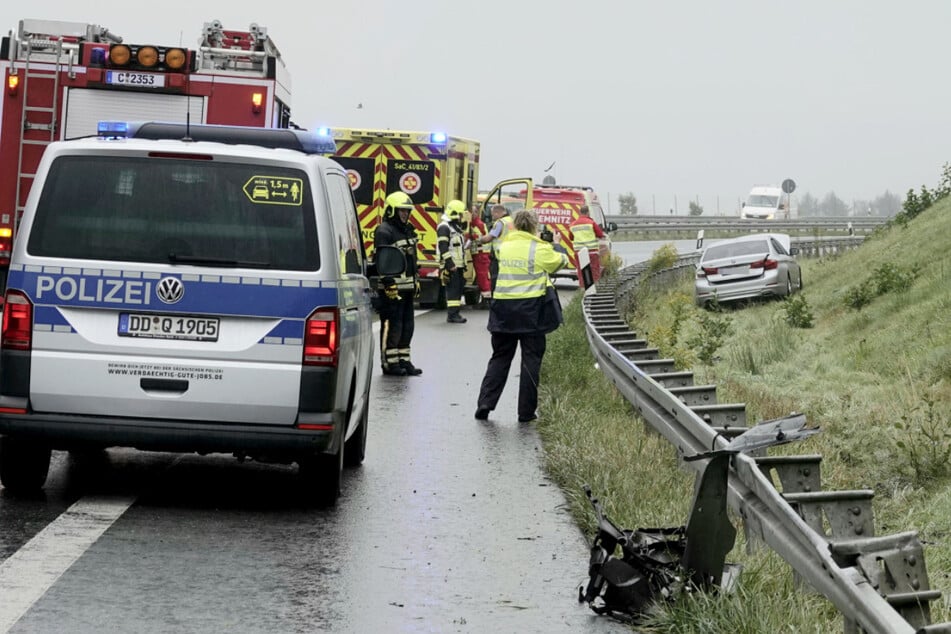 Unfall durch Aquaplaning: Fahrer schrottet BMW