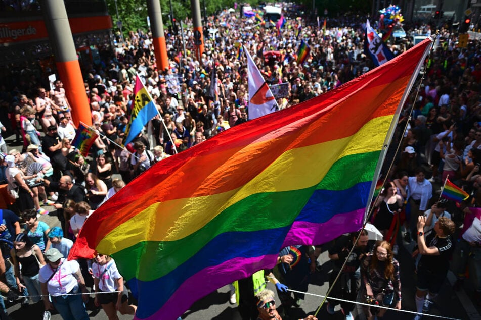 Bei sommerlichen Temperaturen feiern unzählige Menschen den CSD in Berlin.