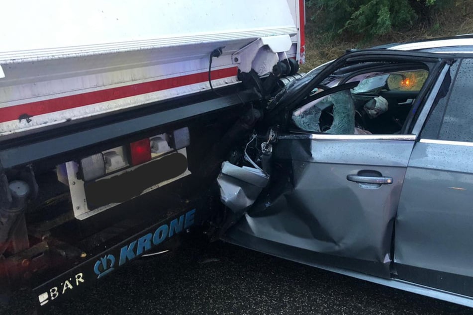 Unfall A4: Unfall auf A4 in Thüringen: Auto kracht mit Lkw zusammen, eine Person schwer verletzt