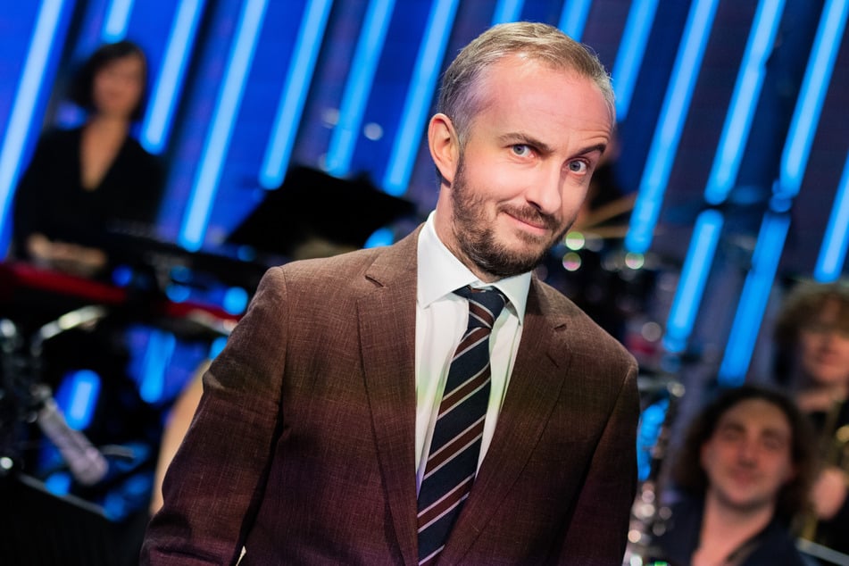 Der gebürtige Bremer Jan Böhmermann (43) lebt schon seit einigen Jahren in Köln. Hier wird auch seine wöchentliche Show "ZDF Magazin Royale" gedreht.