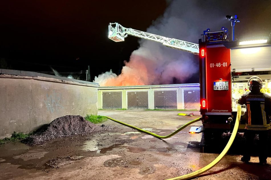 Mit einer Drehleiter kamen die Einsatzkräfte an das Feuer heran.