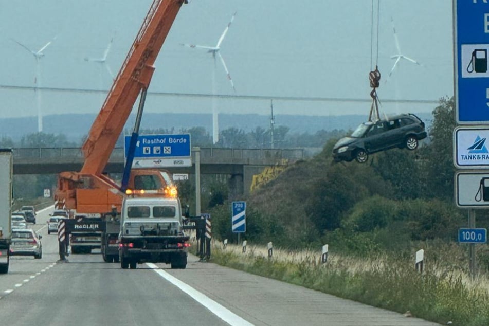 Skoda überschlägt sich auf A2: Beteiligter Lastwagen-Fahrer haut einfach ab