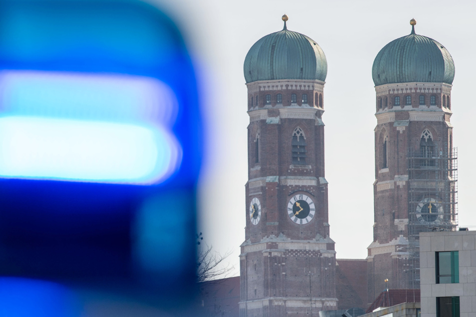 Beamte der Münchner Polizei konnten nach einem Notruf das Schlimmste verhindern und einen Mann (54) aus der Isar retten. (Symbolbild)