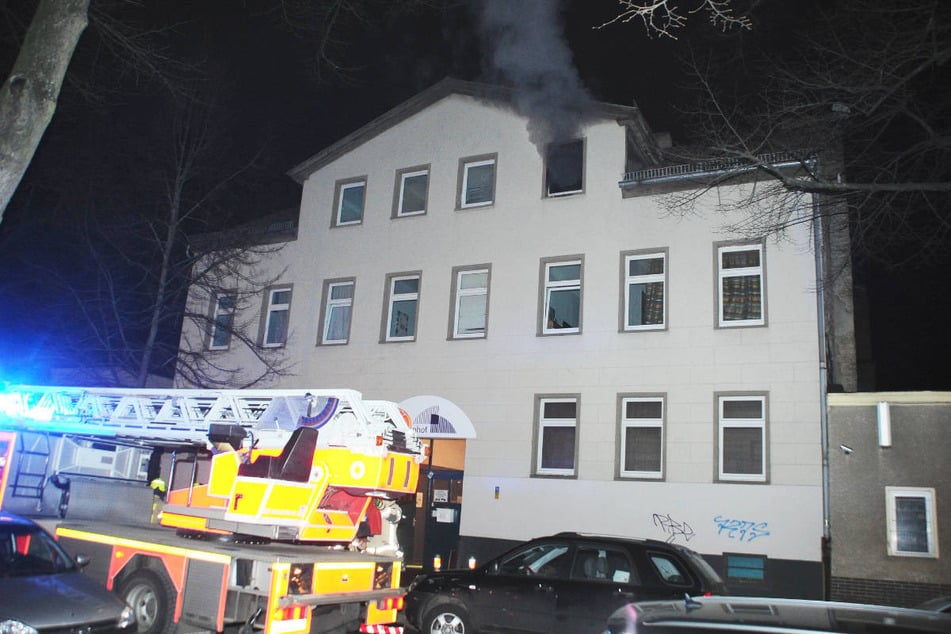 Die Feuerwehr konnte eine Person nur noch tot aus der brennenden Wohnung bergen.