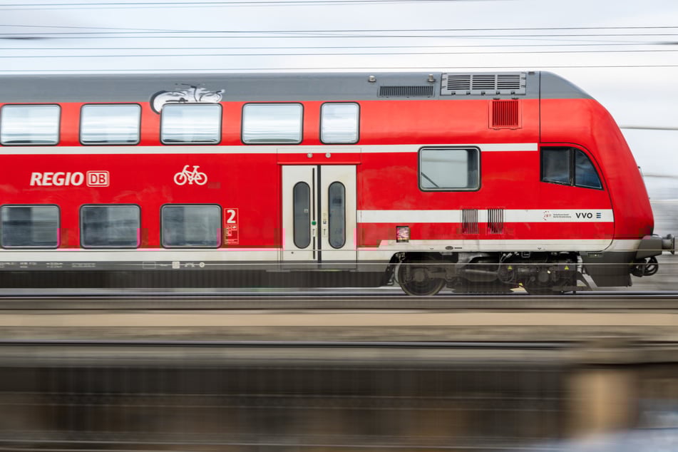 Jugendlicher Leichtsinn! Teenager klettern Bahntrasse hoch, während Zug vorbeifährt
