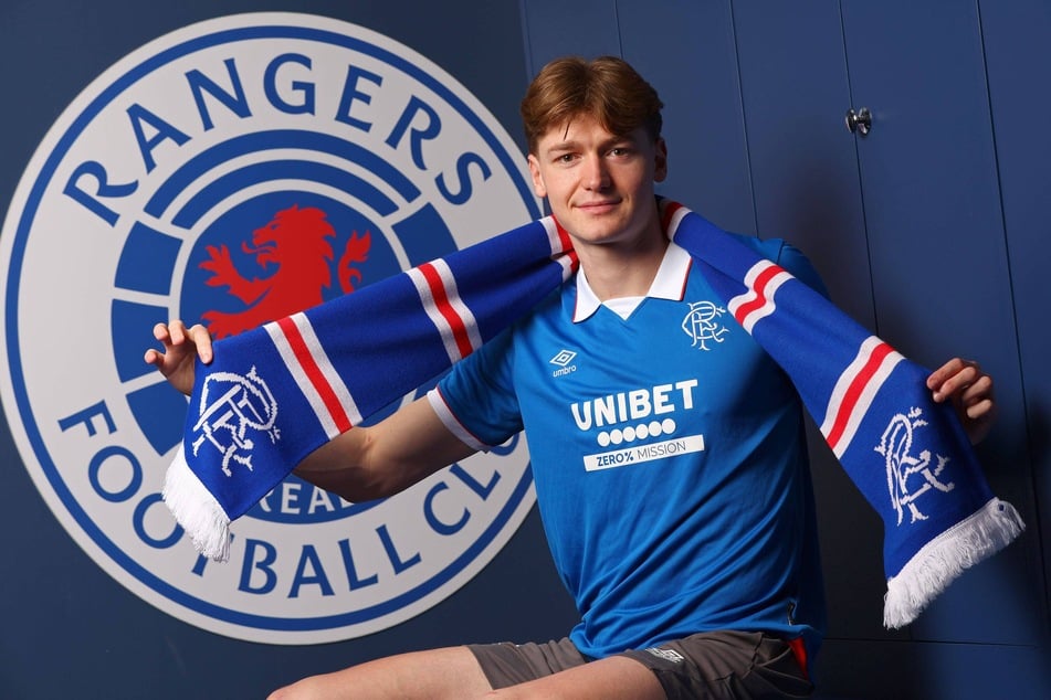 Was für ein Stolz im Blick. Von Dresden aus in die große Fußballwelt. Ryan Naderi wurde am Dienstag bei den Rangers vorgestellt.