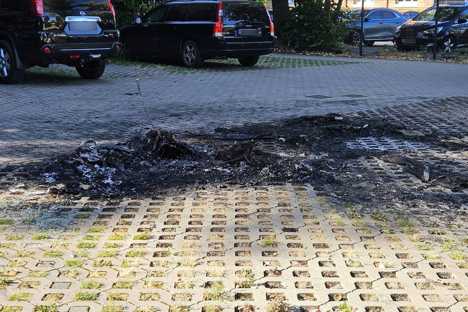 Am Morgen waren auf dem Parkplatz nur noch die Überreste des Feuers sichtbar.