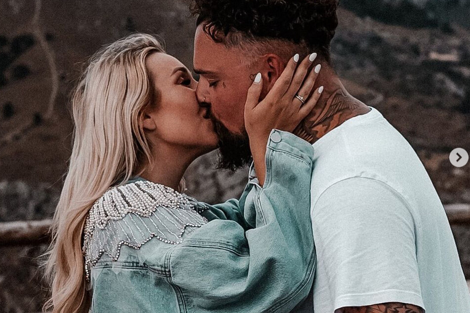 Jessi (26) und Nik (32) verliebt auf Instagram.