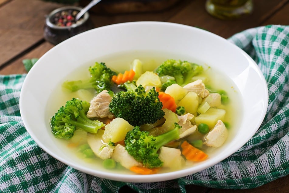 Es bleibt jedem selbst überlassen, welche weiteren Zutaten er der Hühnersuppe hinzufügt.