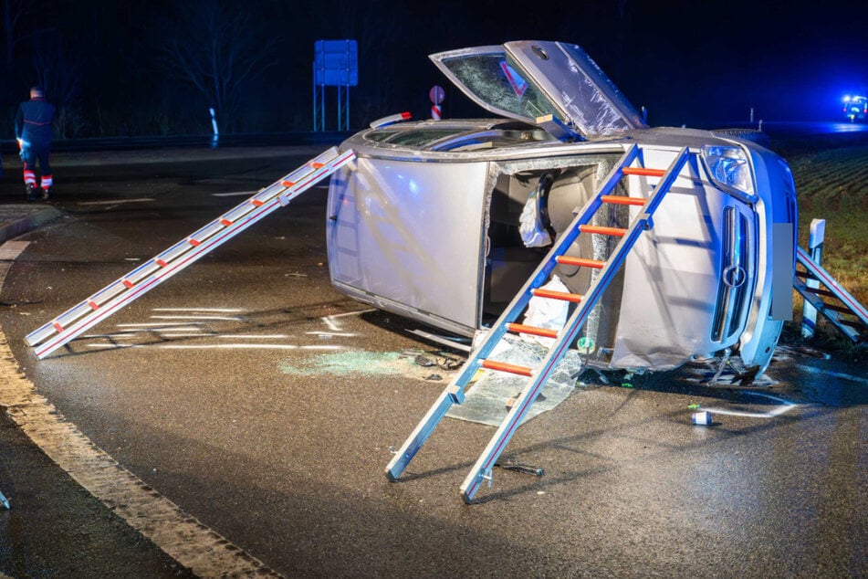 Auf der Kreuzung B6 und Tauchaer Straße in Borsdorf ist es am Freitagabend zu einem schweren Unfall zwischen einem Opel und einem BMW gekommen. Beide kollidierten so heftig miteinander, dass der Opel auf die Seite kippte.