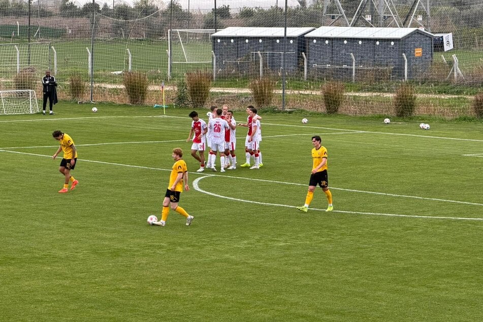 Führungstreffer: Essens Danny Schmidt (22, h.) lässt sich von seinen Mitspielern feiern.