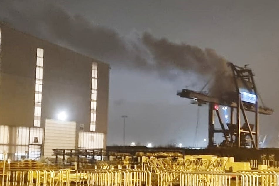 Ein Großbrand im Rostocker Hafen hat am gestrigen Mittwochabend die Feuerwehr in Atem gehalten. Ein Kran war in rund 20 Metern Höhe in Brand geraten.