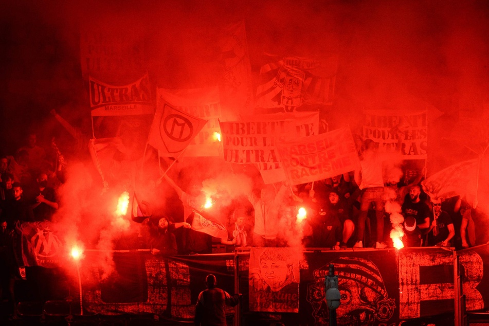 Auch die Fans von Olympique Marseille zündelten während der Partie bei SCO Angers.