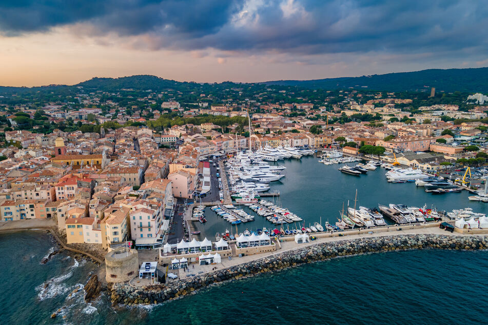 Saint-Tropez ist bei Reichen und Stars beliebt und zieht seit den 1960er Jahren den internationalen "Jet-Set" an. Die Stadt ist für ihre Strände und ihr Nachtleben bekannt.