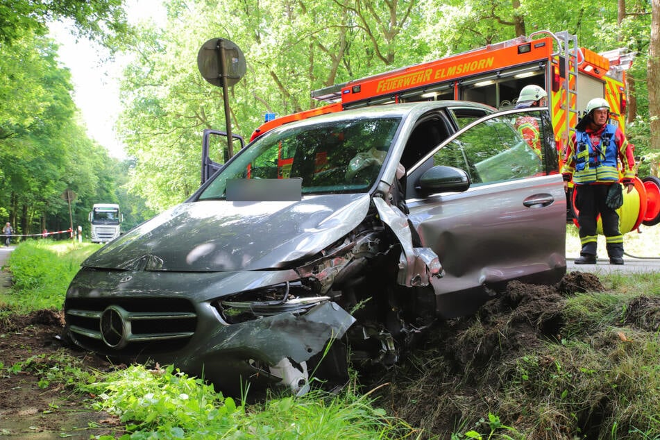 Der Mercedes-Fahrer erlitt bei dem Unfall schwere Verletzungen und kam in ein Krankenhaus.