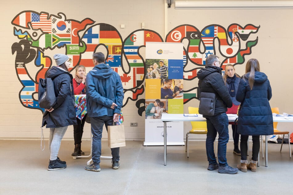 Diese Eltern besichtigten die Schule. Ob sie ihre Kinder hier anmelden werden?