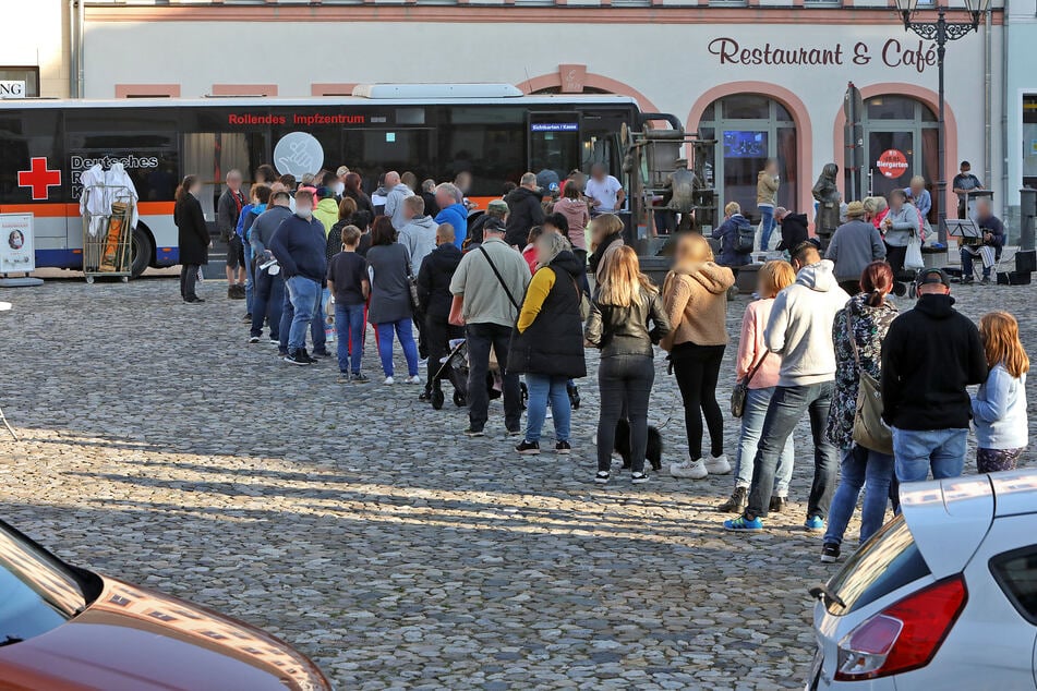 Ansturm am Impfbus in Glauchau! Am Freitag bildete sich eine meterlange Schlange.