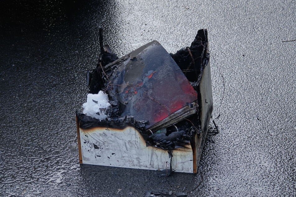 Möbel standen in Brand, Teile davon lagen anschließend verkohlt auf der Straße.