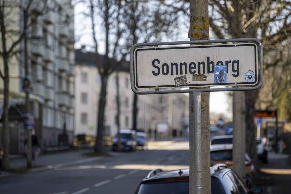 Aufregung auf dem Chemnitzer Sonnenberg: Ein Mann (32) zielte offenbar mit einer Waffe auf eine Fußgängerin.