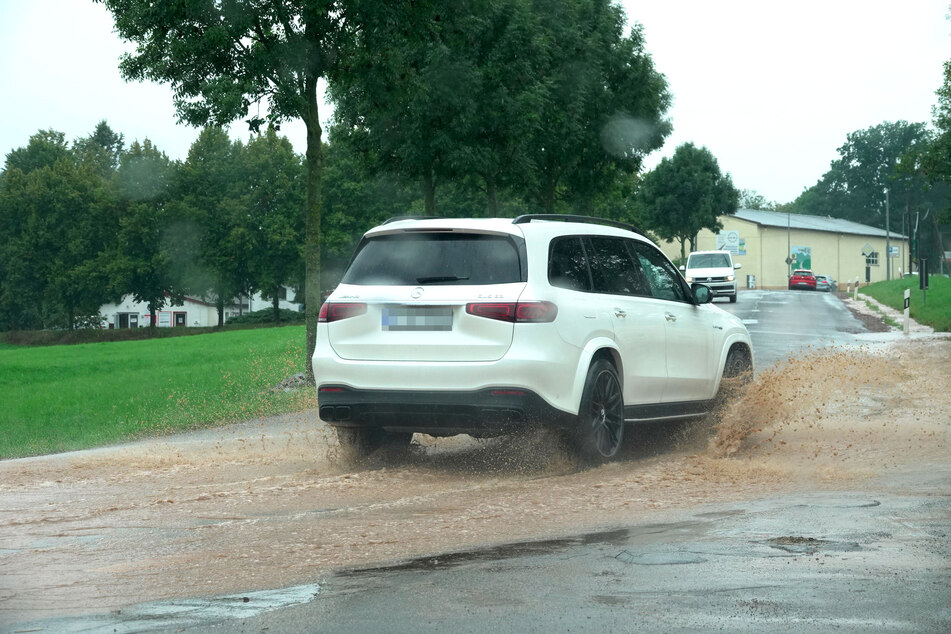 Chemnitz-Klaffenbach am Donnerstagvormittag: Autofahrer mussten langsam fahren, da die Straßen teilweise überschwemmt waren.
