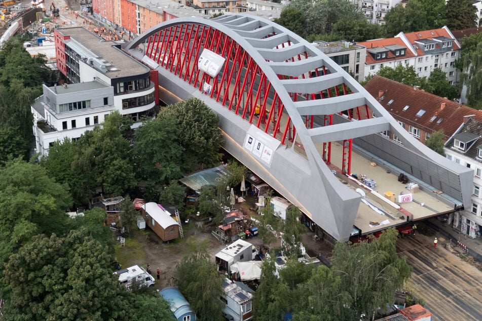 Hamburg: Hamburgs neue Sternbrücke rollt wieder: Transport geht weiter